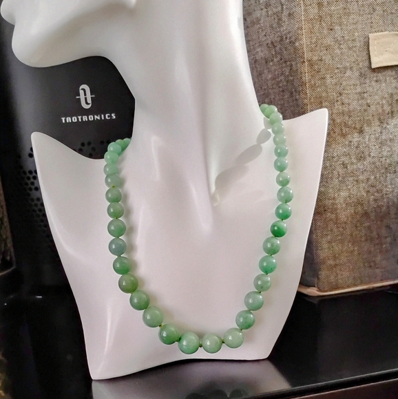 Elegant Green Jade Graduated Beaded Necklace - Picture 1 of 7
